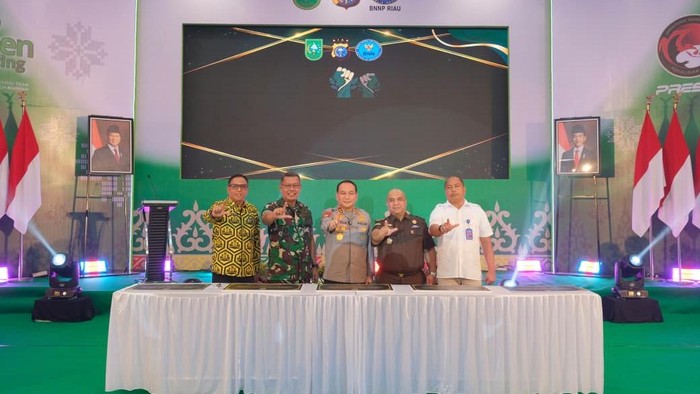 Kapolda Riau Irjen Pol Herry Heryawan (tengah). (Dok. ist)