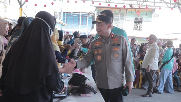 Kapolda Riau Irjen Pol Herry Heryawan turun langsung dan berdialog dengan warga di Panipahan pascademo soal narkoba.