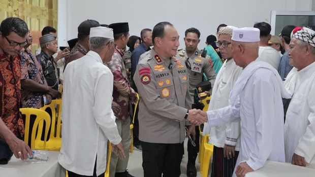 Kapolda Riau Irjen Pol Herry Heryawan turun langsung dan berdialog dengan warga di Panipahan pascademo soal narkoba. Kapolda Riau Irjen Pol Herry Heryawan turun langsung dan berdialog dengan warga di Panipahan pascademo soal narkoba.