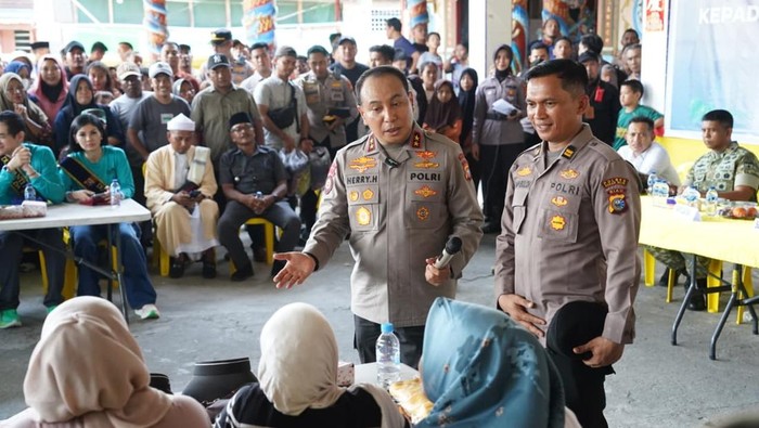 Kapolra Riau Irjen Pol Herry Heryawan berdialog secara terbuka dengan masyarakat di Panipahan, Kecamatan Pasir Limau Kapas, Kabupaten Rohil pasca demo soal narkoba, Kamis (16/4/2026).