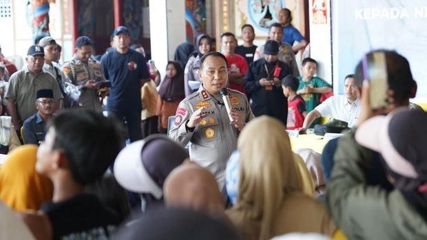 Kapolra Riau Irjen Pol Herry Heryawan berdialog secara terbuka dengan masyarakat di Panipahan, Kecamatan Pasir Limau Kapas, Kabupaten Rohil pasca demo soal narkoba, Kamis (16/4/2026).