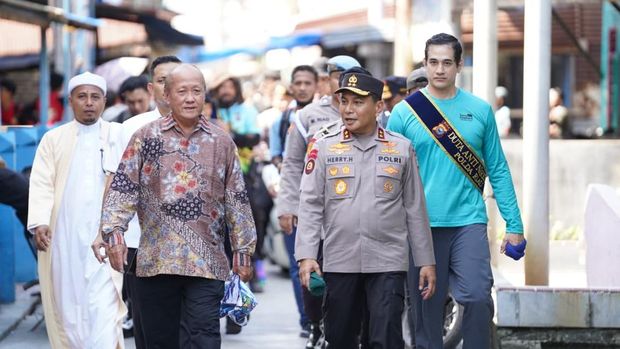 Kapolra Riau Irjen Pol Herry Heryawan berdialog secara terbuka dengan masyarakat di Panipahan, Kecamatan Pasir Limau Kapas, Kabupaten Rohil pasca demo soal narkoba, Kamis (16/4/2026).