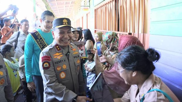 Kapolra Riau Irjen Pol Herry Heryawan berdialog secara terbuka dengan masyarakat di Panipahan, Kecamatan Pasir Limau Kapas, Kabupaten Rohil pasca demo soal narkoba, Kamis (16/4/2026).