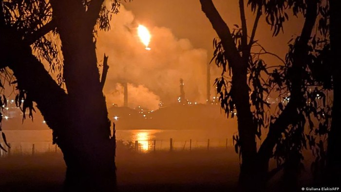 Fire Rescue Victoria menyatakan pihaknya merespons laporan adanya ledakan dan kobaran api di kilang yang berada di kawasan industri Corio (Giuliana Elakis/AFP)