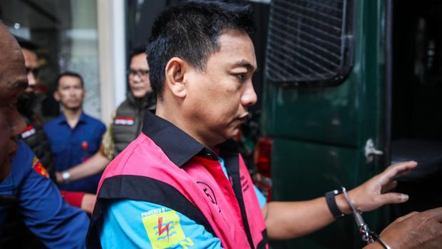 Penyidik Kejaksaan Agung mengawal Ketua Ombudsman RI 2026 - 2031 Hery Susanto (kedua kanan) seusai menjalani pemeriksaan dan penetapan tersangka di Gedung Bundar Jampidsus Kejaksaan Agung, Jakarta, Kamis (16/4/2026). Kejaksaan Agung menetapkan Ketua Ombudsman RI Hery Susanto sebagai tersangka dalam kasus korupsi tata kelola usaha pertambangan nikel di wilayah Sulawesi Utara. ANTARA FOTO/Muhammad Iqbal/agr