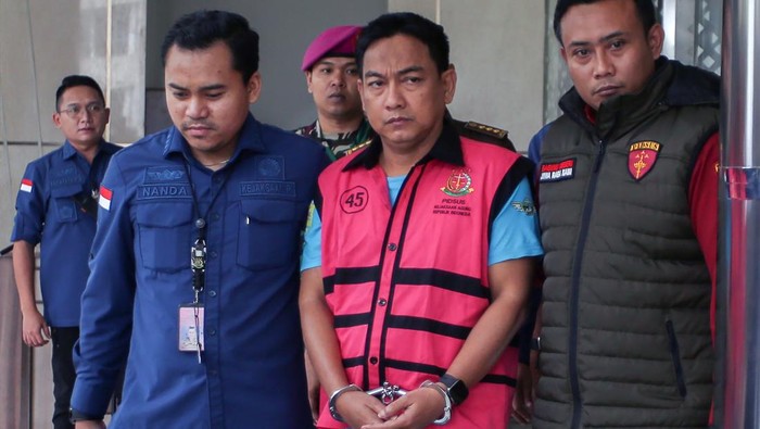 Ketua Ombudsman RI Hery Susanto usai menjalani pemeriksaan dan penetapan tersangka di Kejaksaan Agung, Jakarta, Kamis (16/4/2026).  
