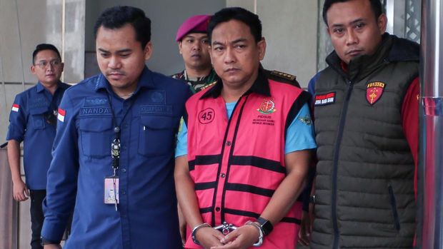 Penyidik Kejaksaan Agung mengawal Ketua Ombudsman RI 2026 - 2031 Hery Susanto (kedua kanan) seusai menjalani pemeriksaan dan penetapan tersangka di Gedung Bundar Jampidsus Kejaksaan Agung, Jakarta, Kamis (16/4/2026). Kejaksaan Agung menetapkan Ketua Ombudsman RI Hery Susanto sebagai tersangka dalam kasus korupsi tata kelola upaya pertambangan nikel di wilayah Sulawesi Utara. ANTARA FOTO/Muhammad Iqbal/agr