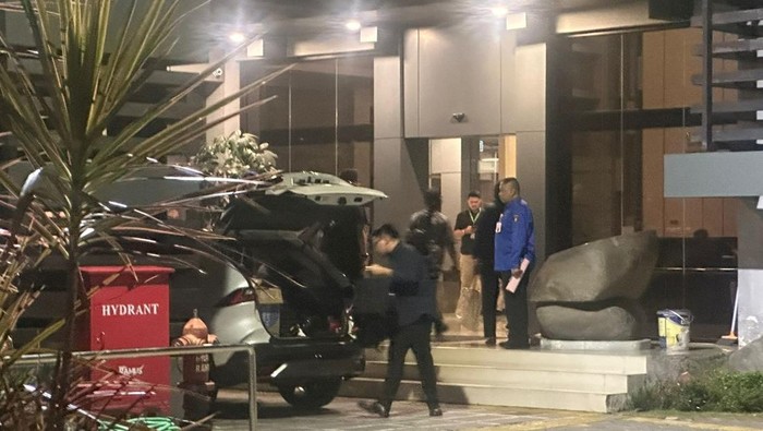 Penyidik Pidsus Kejati keluar dari gedung ESDM Jatim
