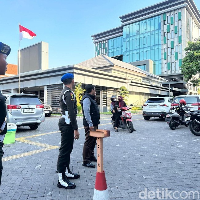 Foto: Kejati Geledah Kantor ESDM Jatim