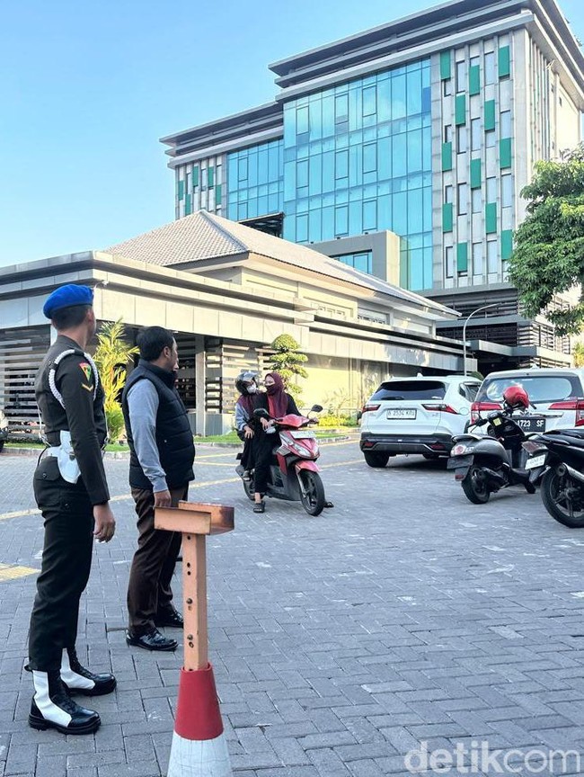 Foto: Kejati Geledah Kantor ESDM Jatim
