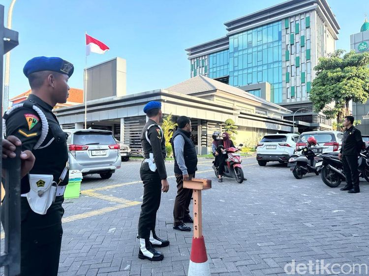 Foto: Kejati Geledah Kantor ESDM Jatim