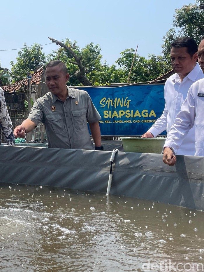 Kepala BNPT saat meninjau lokasi bantuan kolam biofolk di Desa Jamblang, Kecamatan Jamblang, Kabupaten Cirebon