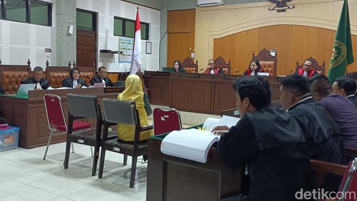 Ketua DPRD NTB, Baiq Isvie Rupaeda saat dihadirkan sebagai saksi dalam kasus gratifikasi tiga anggota DPRD NTB di Pengadilan Tipikor Mataram, Kamis (16/4/2026).