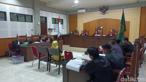 Ketua DPRD NTB, Baiq Isvie Rupaeda saat dihadirkan sebagai saksi dalam kasus gratifikasi tiga anggota DPRD NTB di Pengadilan Tipikor Mataram, Kamis (16/4/2026).