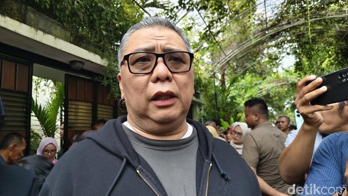 Ketua Harian PSI, Ahmad Ali ditemui di kediaman Jokowi di Sumber, Solo, Kamis (16/4/2026).