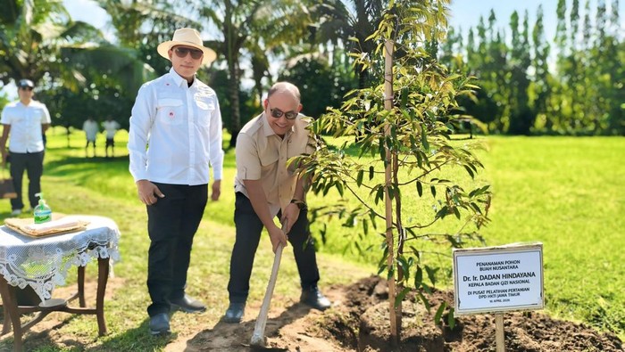 Ketua HKTI Jatim Bersama Kepala BGN Tanam Durian Black Thorn