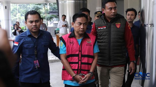 Ketua Ombudsman RI, Hery Susanto berjalan menuju mobil tahanan di gedung Kejaksaan Agung, Jakarta, Kamis (16/4/2026). (CNBC Indonesia/Faisal Rahman)