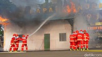Usai penyerahan, kegiatan dilanjutkan dengan simulasi pemadaman kebakaran yang memperagakan kemampuan operasional kendaraan damkar di lapangan.