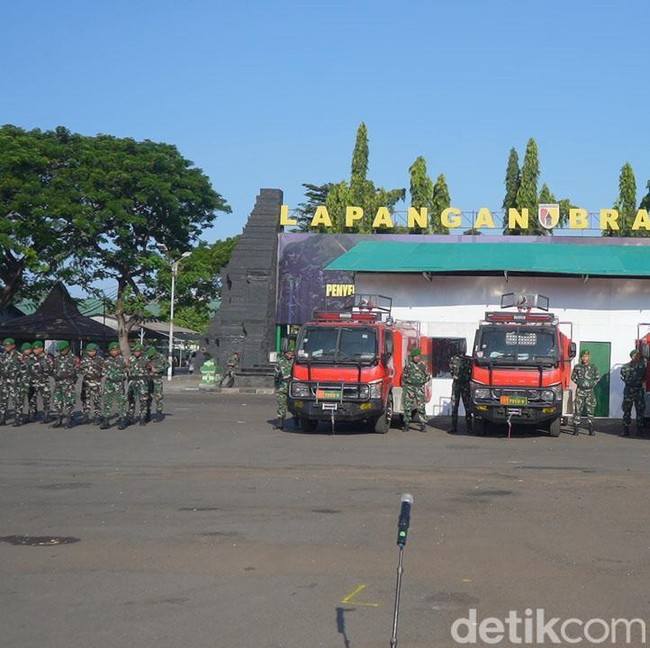 Potret Kodam V Brawijaya Terima 50 Unit Mobil Damkar dari Kemenhan