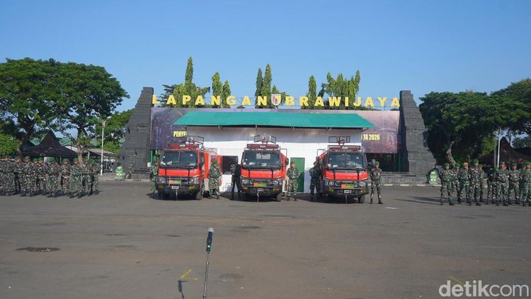 Potret Kodam V Brawijaya Terima 50 Unit Mobil Damkar dari Kemenhan