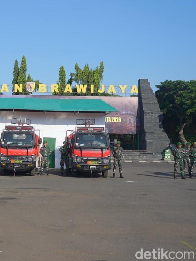 Potret Kodam V Brawijaya Terima 50 Unit Mobil Damkar dari Kemenhan