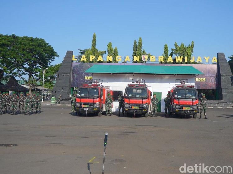 Potret Kodam V Brawijaya Terima 50 Unit Mobil Damkar dari Kemenhan