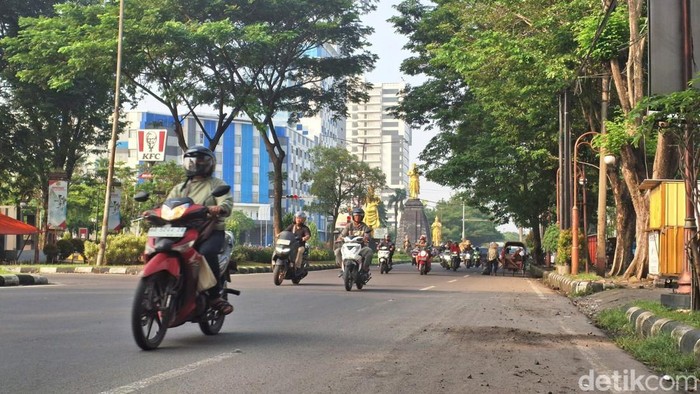 Kondisi lalu lintas di Solo Baru kembali lancar setelah kemarin macet seharian akibat banjir, Kamis (16/4/2026).