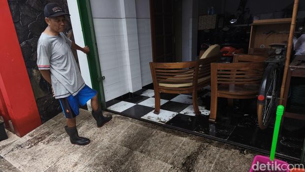 Kondisi Rumah Warga Usai Banjir Bercampur Oli Kondisi rumah warga Dusun Waringinrejo, Desa Cemani, Kecamatan Grogol, Kabupaten Sukoharjo, yang terdampak banjir tercampur oli, Kamis (16/4/2026).