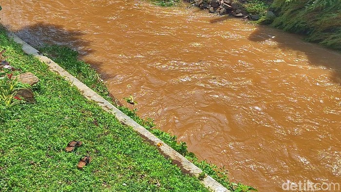 Kondisi sungai Cibanjaran di depan SMAN 1 Banjaran, Kabupaten Bandung.