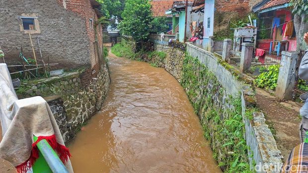 Kondisi TKP jatuhnya GL di sungai Cibanjaran, Kampung Girang Deket, Desa Banjaran, Kecamatan Banjaran, Kabupaten Bandung, Kamis (16/4/2026).