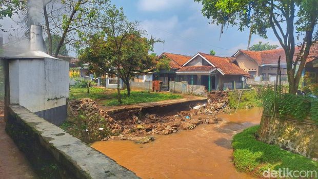 Kondisi TKP jatuhnya GL di sungai Cibanjaran, Kampung Girang Deket, Desa Banjaran, Kecamatan Banjaran, Kabupaten Bandung, Kamis (16/4/2026).