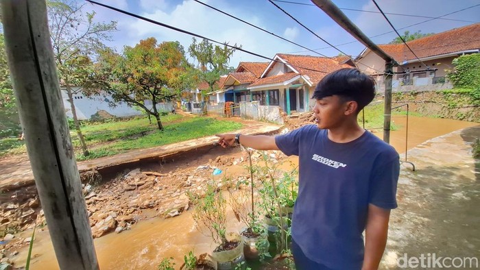 Kondisi TKP jatuhnya GL di sungai Cibanjaran, Kampung Girang Deket, Desa Banjaran, Kecamatan Banjaran, Kabupaten Bandung, Kamis (16/4/2026).