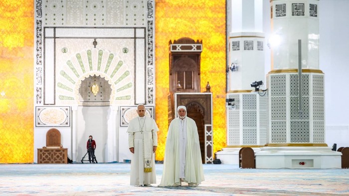 Pope Leo XIV and Rector of the Great Mosque of Algiers Mohammed Al-Mamoun Al-Qasimi Al-Hassani during a visit to the Great Mosque of Algiers (Djamaa El Djazair), in Mohamadia, Algiers, Algeria, April 13, 2026. REUTERS/Guglielmo Mangiapane