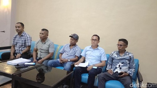 Lima Pengurus TI NTT Perideo 2022-2026 saat memberikan keterangan pers kepada awak media, Kamis (16/4/2026).