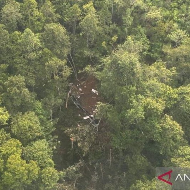 Foto-foto Ditemukannya Helikopter PK-CFX yang Jatuh di Sekadau