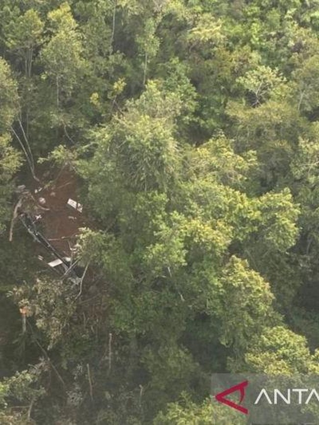 Foto-foto Ditemukannya Helikopter PK-CFX yang Jatuh di Sekadau