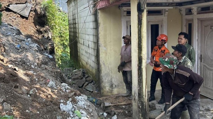 Longsor 3,5 meter di Sukaharja, Bogor