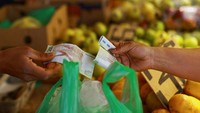 Transaksi bahan pangan terjadi di tengah inflasi tahunan sekitar 4,5% pada Maret 2026, meningkat dari bulan sebelumnya. REUTERS/Jose Luis Gonzalez