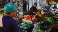 Pedagang menjual bahan makanan di pasar, dengan harga produk segar mengalami kenaikan akibat gangguan pasokan dan distribusi di pasar Ciudad Juarez, Meksiko. REUTERS/Jose Luis Gonzalez