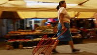 Kenaikan harga energi dan bahan bakar mendorong biaya transportasi, yang kemudian berdampak pada harga barang di tingkat konsumen. REUTERS/Jose Luis Gonzalez