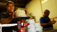 Pelaku usaha kecil menghadapi tekanan biaya, termasuk kenaikan bahan baku dan energi, yang mempengaruhi harga jual produk. REUTERS/Jose Luis Gonzalez
