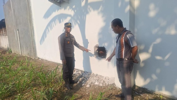 Penampakan tembok gudang gerai minimarket di Grobogan yang dibobol maling.