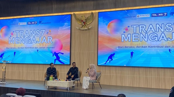 Managing Director PT Sinarniaga Sejahtera (SNS) GarudaFood, Ruli Tobing (kiri); Rektor Undip, Suharnomo (tengah); dan VP of HRGS TRANS7, Antonius Refijanto di Undip, Kecamatan Tembalang, Kota Semarang, Kamis (16/4/2026).