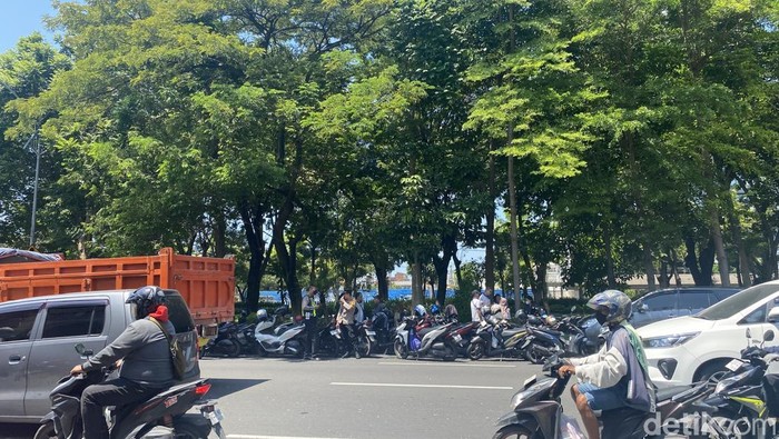 Massa buruh di Surabaya