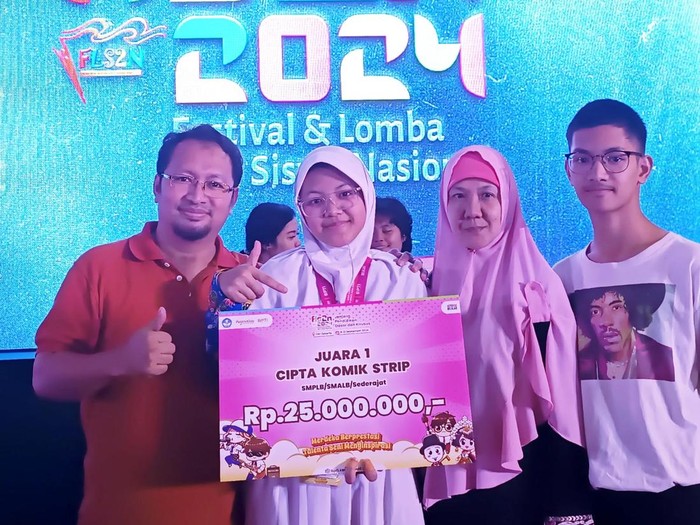 Melsi Sinara (kedua dari kanan) dan putrinya Dinda (kedua dari kiri), siswa Tuli yang lolos SNBP 2026 ke ITB (Dokumentasi pribadi)