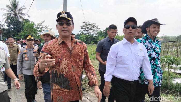 Menteri Pertanian (Mentan) Amran Sulaiman (kemeja putih) saat berada di lahan persawahan di Desa Banyuurip, Kecamatan Tegalrejo, Kabupaten Magelang, Kamis (16/4/2026).