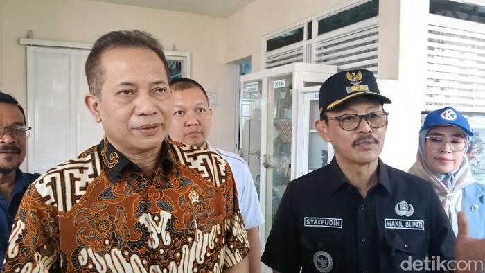Menteri Koperasi Ferry Juliantono didampingi Wakil Bupati Syaefudin, dalam kunjungannya ke Kabupaten Indramayu, Kamis (16/4/2026).