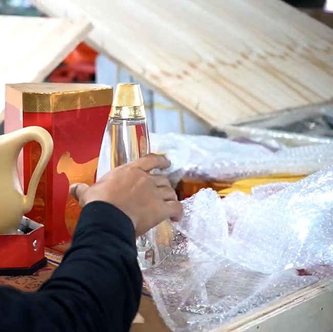 Bea Cukai Temukan Miras dan Sparepart Moge di Teluk Lamong Diduga Ilegal