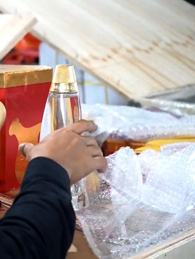 Bea Cukai Temukan Miras dan Sparepart Moge di Teluk Lamong Diduga Ilegal