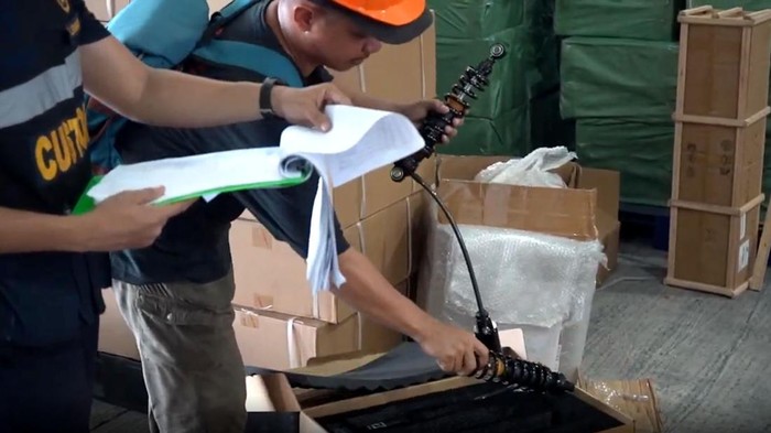Miras dan sparepart kendaraan bermotor diduga ilegal ditemukan di Teluk Lamong yang sedang diselidiki Bea Cukai Tanjung Perak,